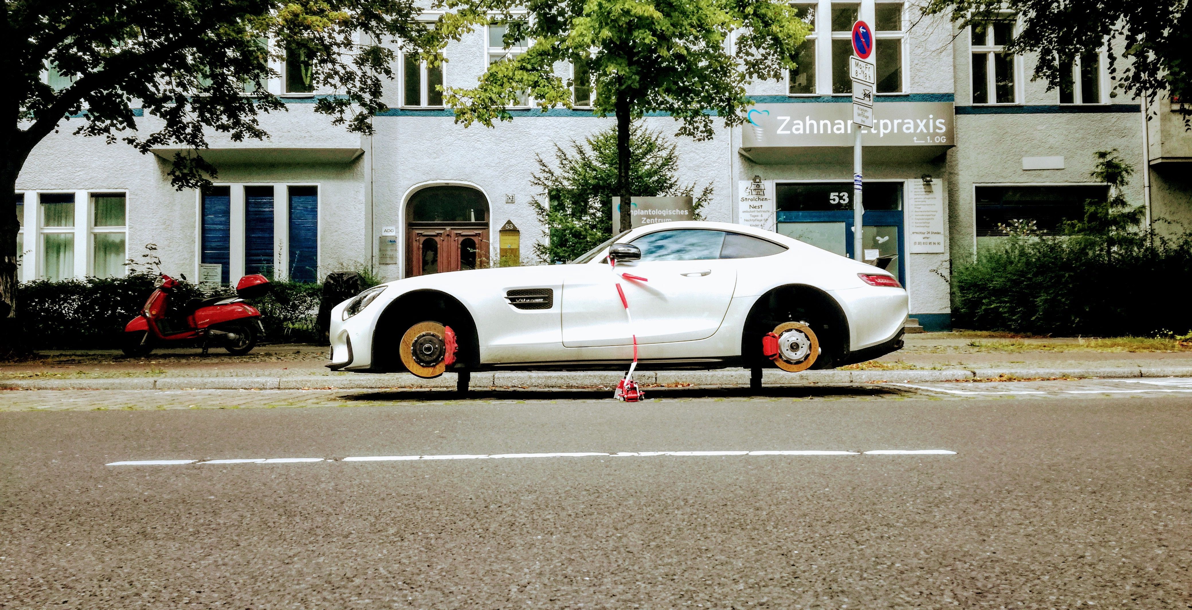 20 Pics Of Sports Cars Missing Tires (Because They Were