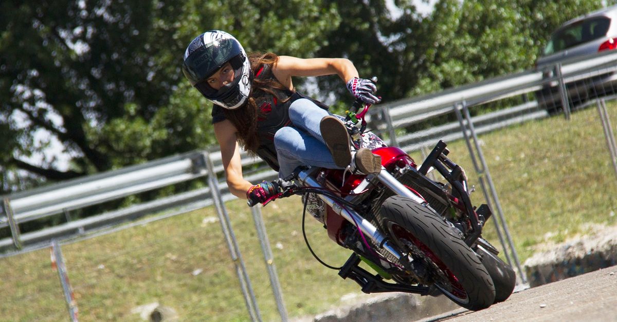 25 Pics Of Women Riders And Their Motorcycles | HotCars