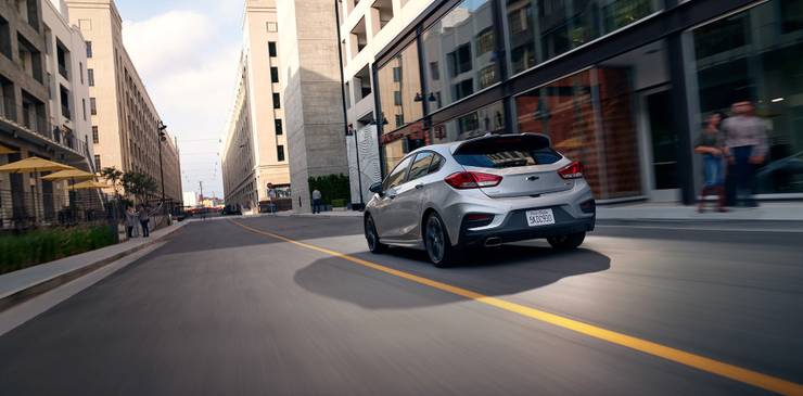 Chevy Cruze hatchback de conducere pe stradă