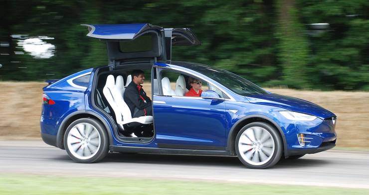 Tesla Model X con las alas de falcon hacia arriba