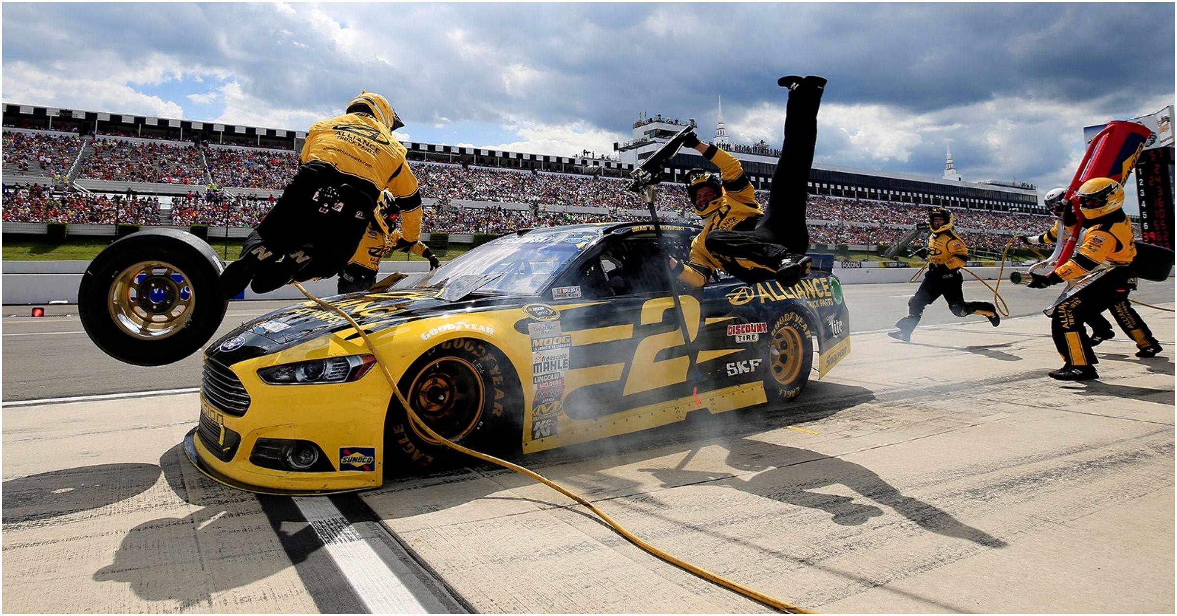 15 Rules Every NASCAR Pit Crew Member Needs To Follow ...